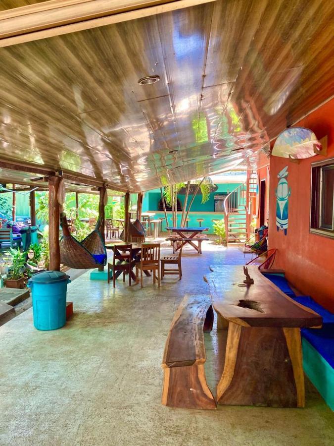 Coral Reef Surf Hostel And Camp Тамариндо Экстерьер фото