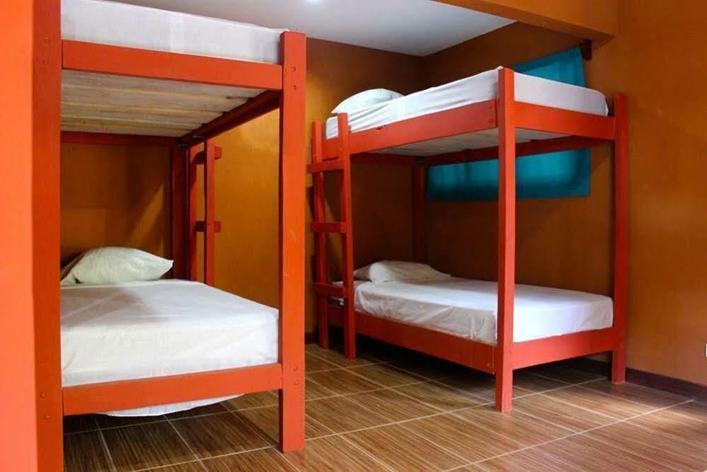 Coral Reef Surf Hostel And Camp Тамариндо Экстерьер фото